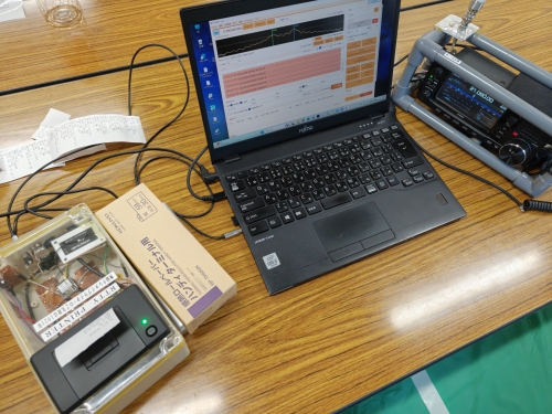 PSRTTYを表示したPC、無線機、小型RTTYプリンターと印刷された感熱紙